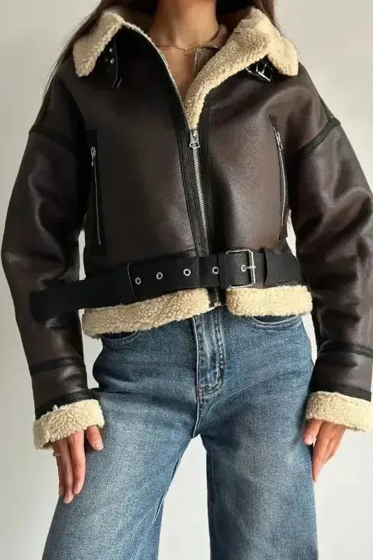 Damenmantel aus veganem Leder mit Shearling-Kragen – Cropped Biker Schnitt für stilvolle Mäntel Damen 1