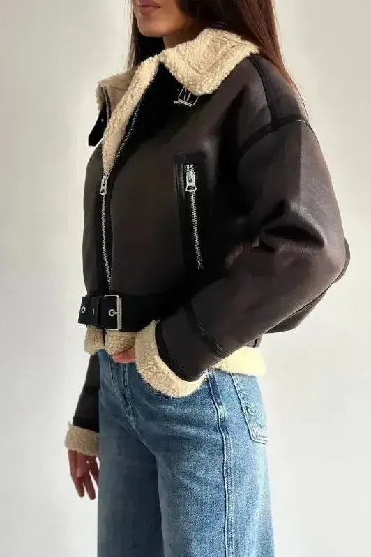 Damenmantel aus veganem Leder mit Shearling-Kragen – Cropped Biker Schnitt für stilvolle Mäntel Damen 2