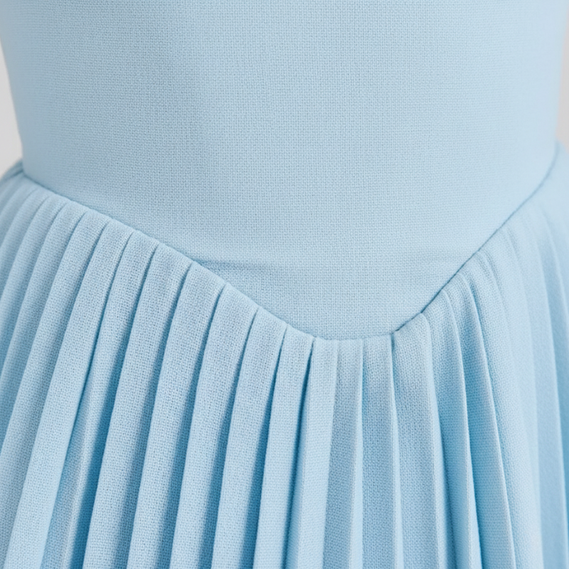Nahaufnahme der Plisseefalten und Stoffstruktur des hellblauen Maxikleids