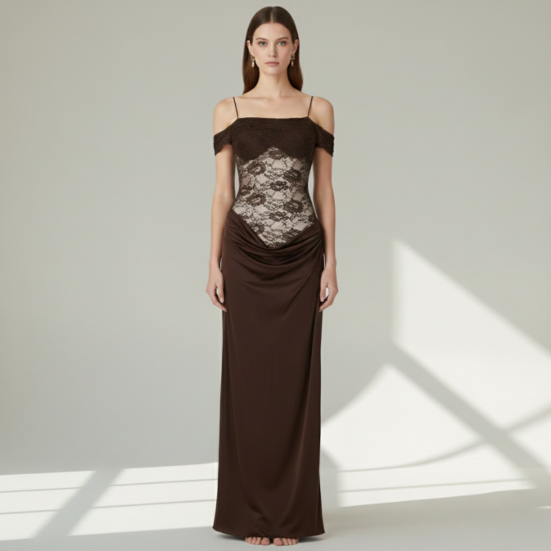 Model trägt ein trägerloses Maxikleid aus Spitze, das für formelle Abendveranstaltungen geeignet ist
