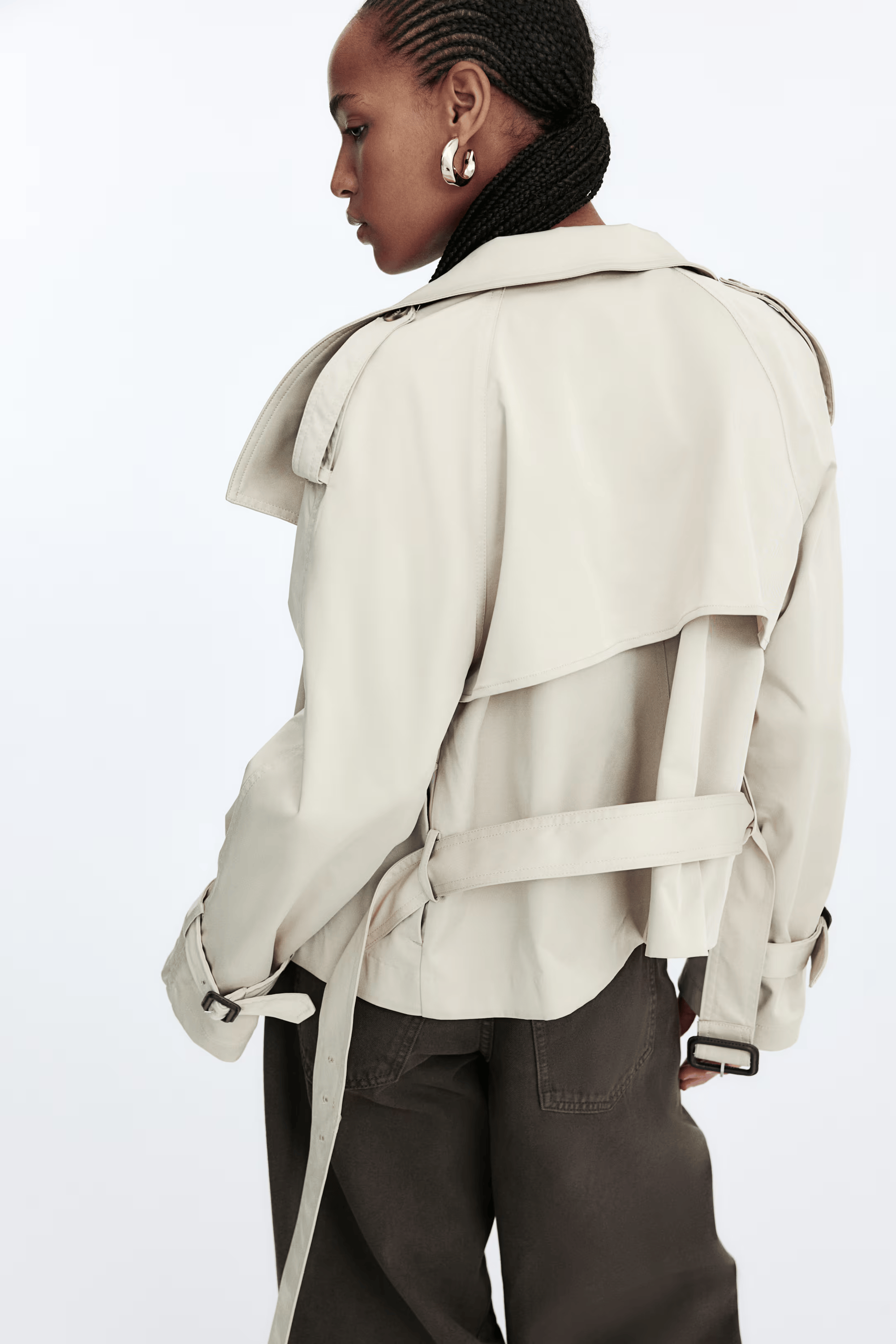 Eleganter Beiger Damenmantel mit Doppelbrustknöpfen und Gürtel – Langer Trench Coat für den Winter 2