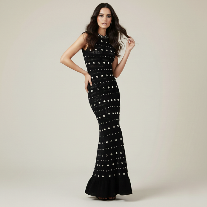 Seitliche Ansicht eines schwarzen Abendkleids mit strukturiertem Perlenmuster und ausgestelltem Saum in heller Umgebung.