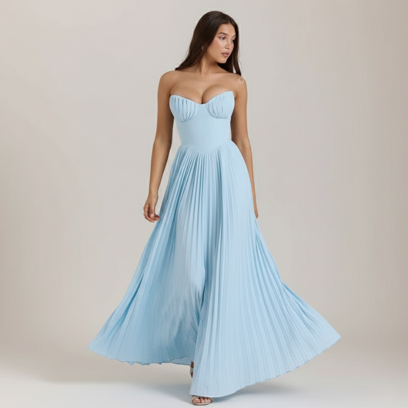Model in hellblauem plissiertem Maxikleid in eleganter Bewegung aufgenommen