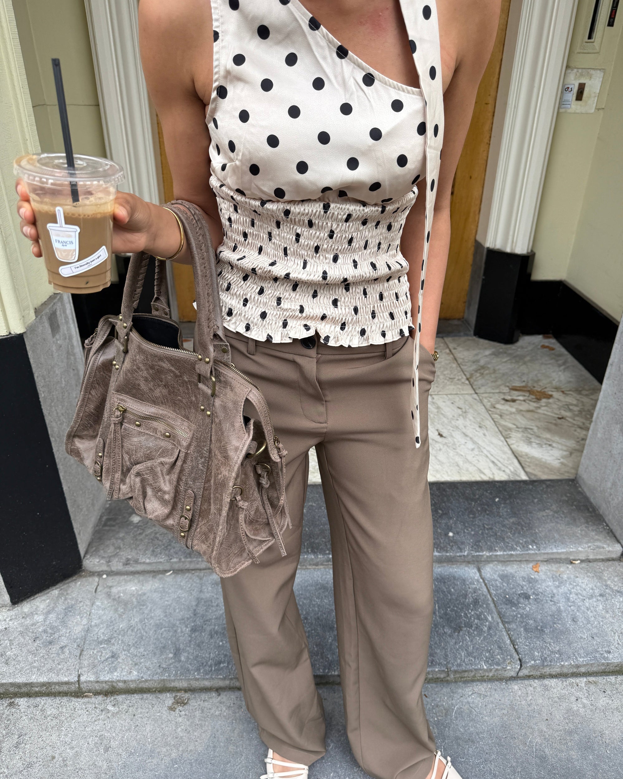 Geräumige Umhängetasche Damen aus echtem Leder in Taupe für 16-Zoll-MacBook – Praktische Fächer und goldene Details 2