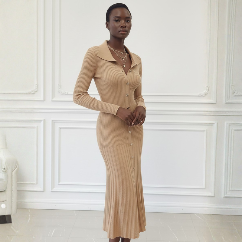 Beiges geripptes Maxi-Kleid mit Knopfleiste in heller Studio-Umgebung