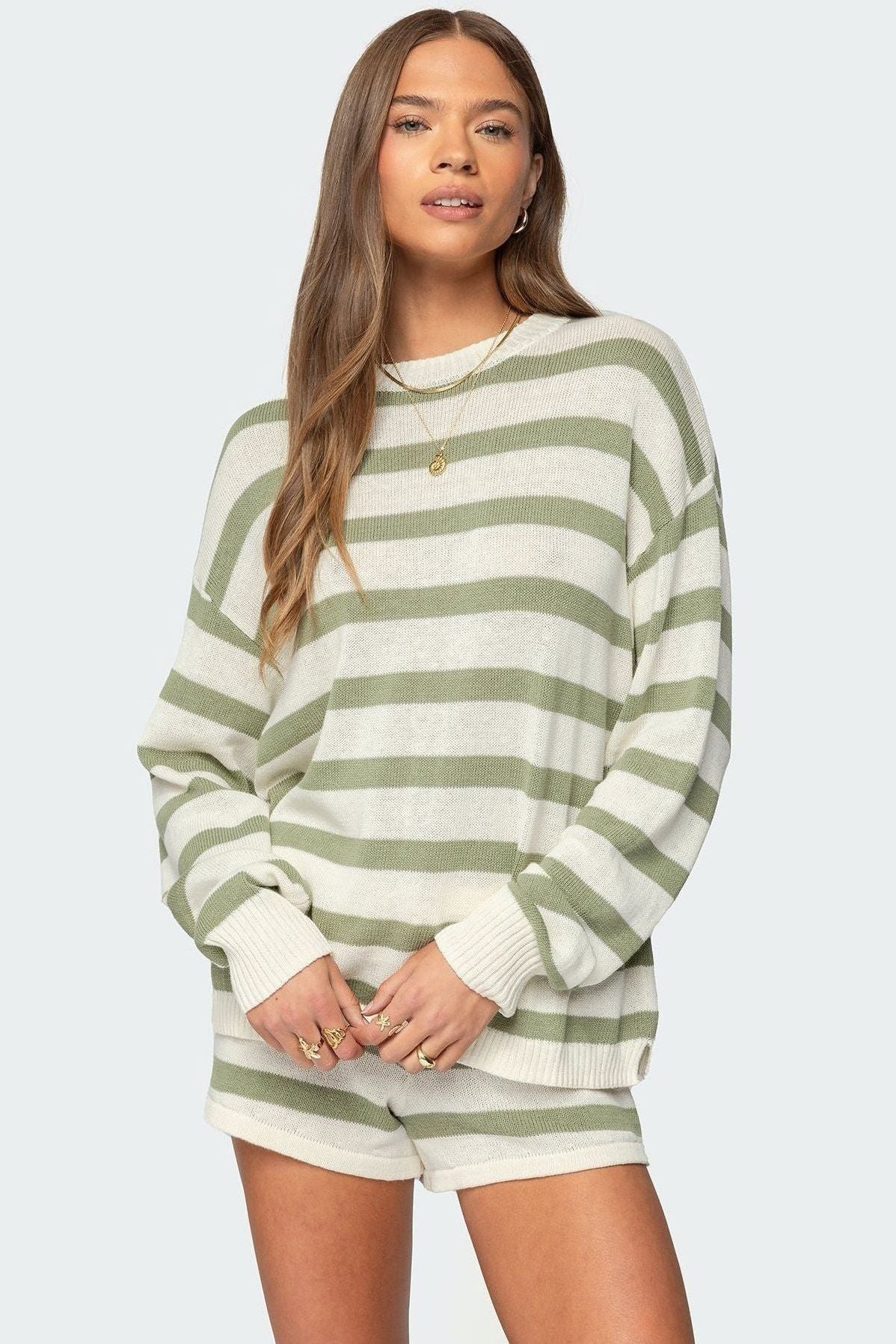 Gestreiftes Strick Set in Salbeigrün und Creme – Oversize Pullover mit Shorts aus 100% Baumwolle für Komfort und Stil 2