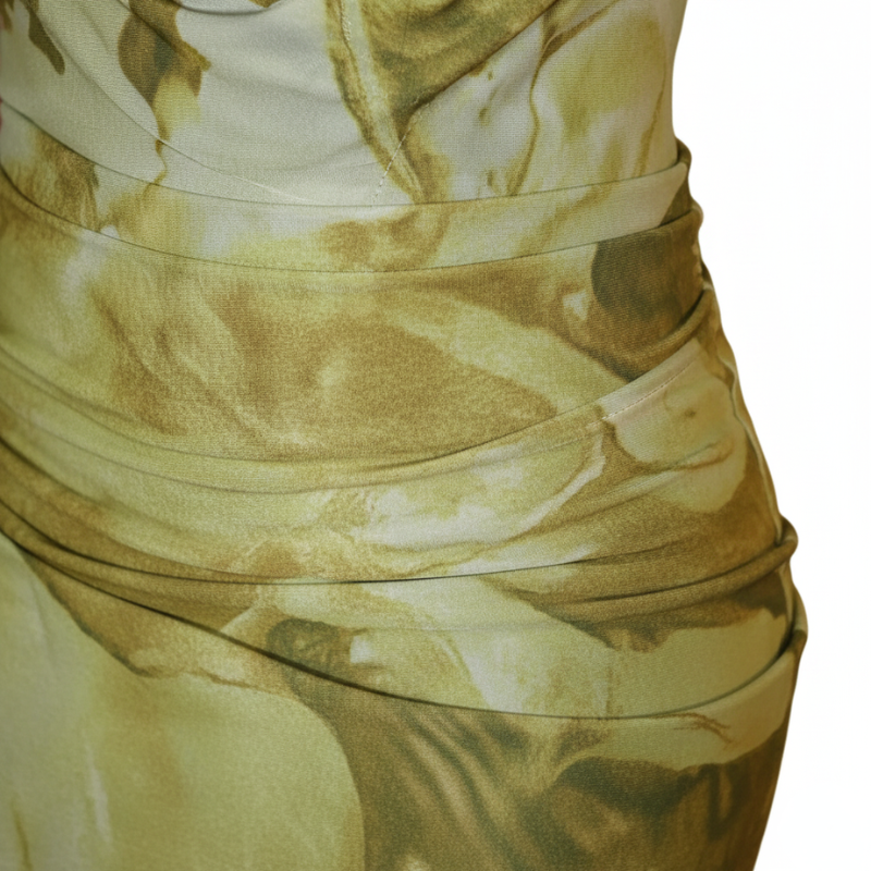 Nahaufnahme des grünen Maxikleids mit sichtbarem Blumenmuster und weichem fließendem Stoff.