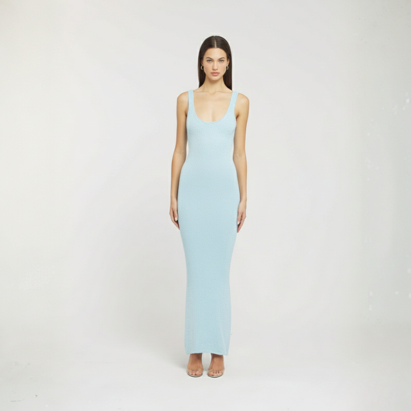Frontansicht eines hellblauen ärmellosen figurbetonten Maxikleids am Model