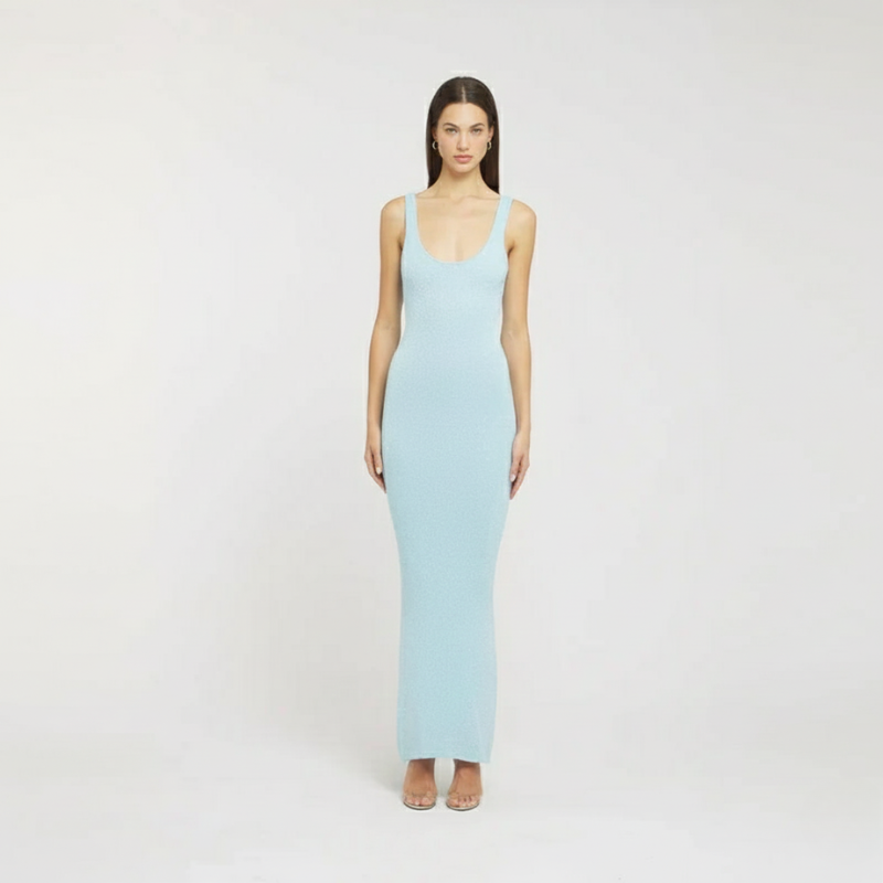 Model trägt ein hellblaues ärmelloses Maxikleid mit schmaler Passform im Studio