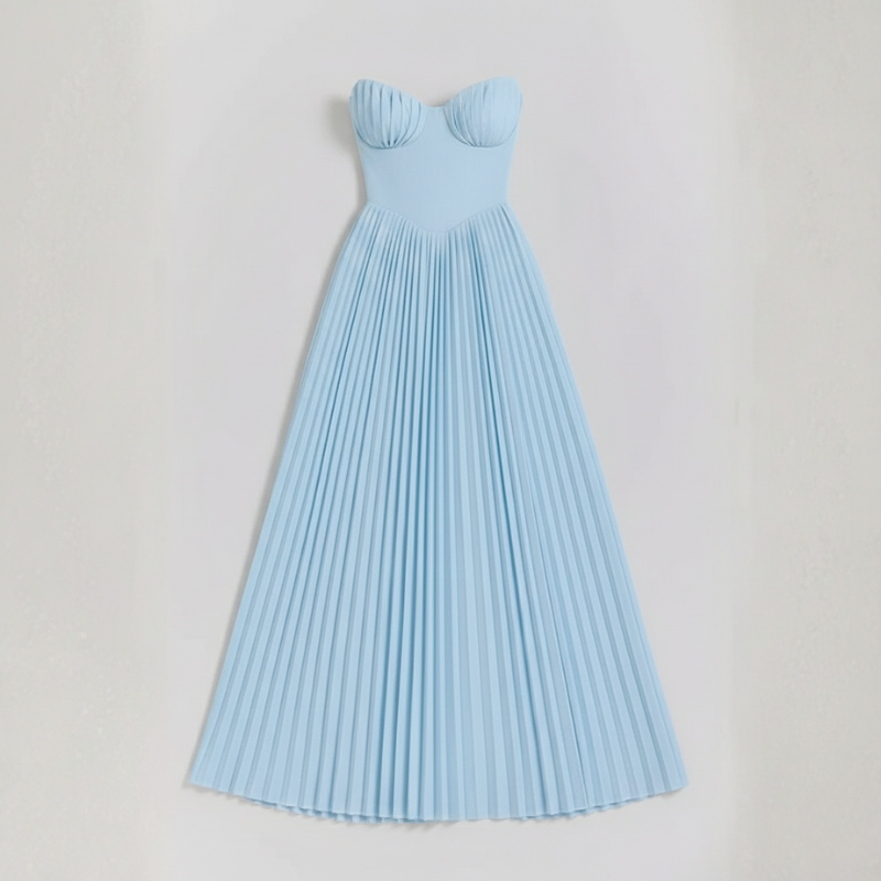 Hellblaues trägerloses plissiertes Maxikleid flach ausgelegt auf neutralem Hintergrund