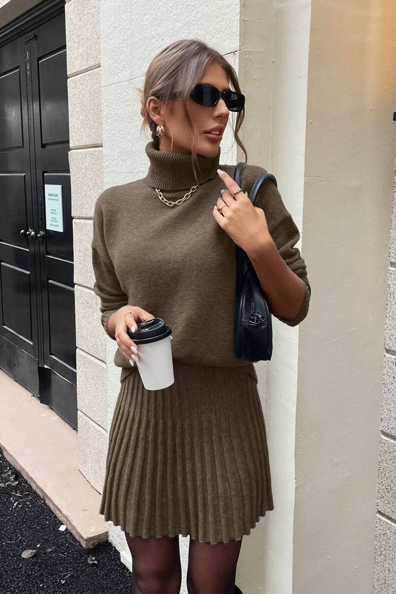 Herbstliches Damen Set aus Rollkragenpullover und plissiertem Minirock in Schokoladenbraun – Komfortabel und Elegant 0
