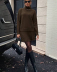 Herbstliches Damen Set aus Rollkragenpullover und plissiertem Minirock in Schokoladenbraun – Komfortabel und Elegant 1