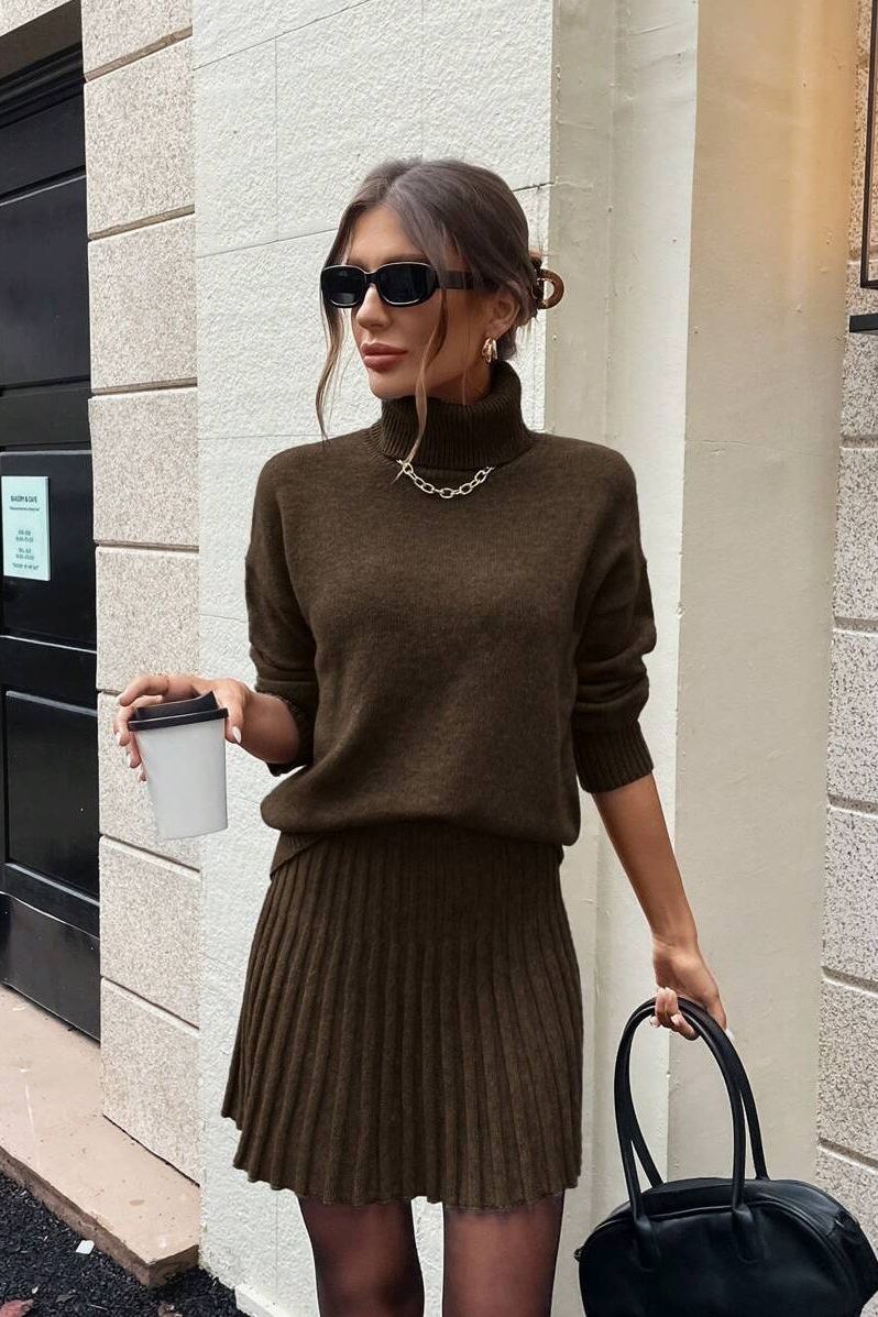 Herbstliches Damen Set aus Rollkragenpullover und plissiertem Minirock in Schokoladenbraun – Komfortabel und Elegant 2
