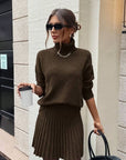 Herbstliches Damen Set aus Rollkragenpullover und plissiertem Minirock in Schokoladenbraun – Komfortabel und Elegant 2