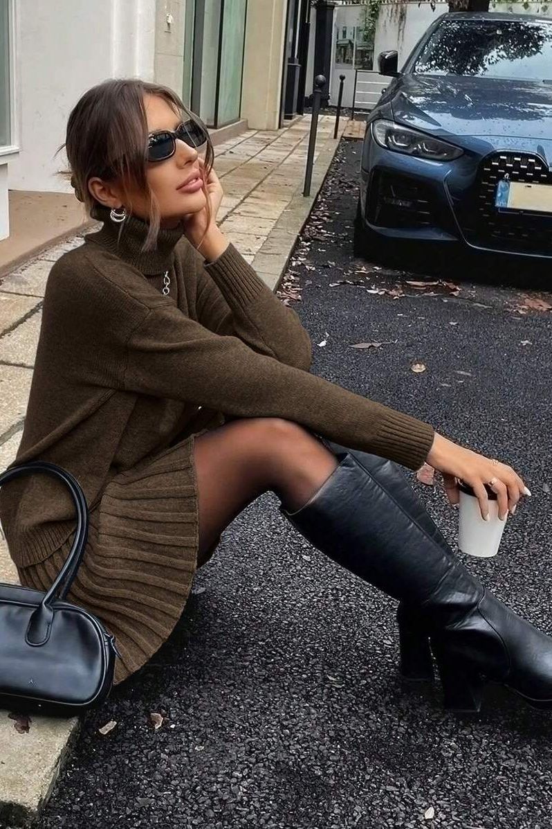 Herbstliches Damen Set aus Rollkragenpullover und plissiertem Minirock in Schokoladenbraun – Komfortabel und Elegant 4