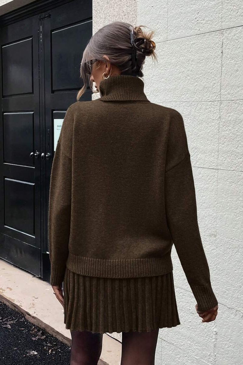 Herbstliches Damen Set aus Rollkragenpullover und plissiertem Minirock in Schokoladenbraun – Komfortabel und Elegant 5