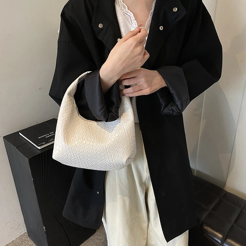 Hochwertige Retro-Halbmond-Umhängetasche Damen aus Leder – Kleine Hobo-Handtasche mit gewebter Dekoration 3