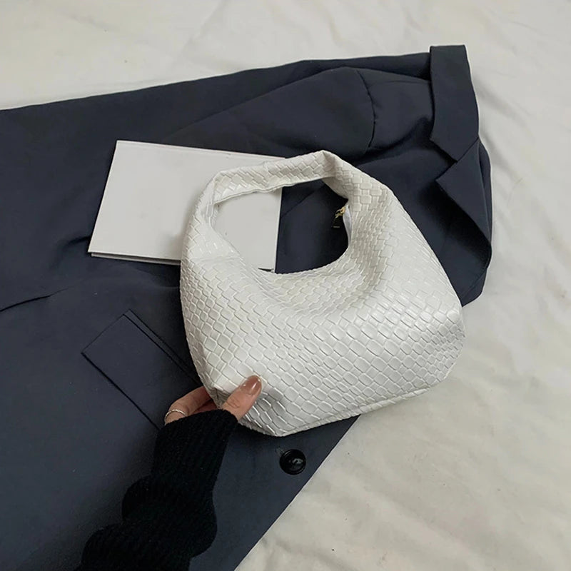 Hochwertige Retro-Halbmond-Umhängetasche Damen aus Leder – Kleine Hobo-Handtasche mit gewebter Dekoration 6