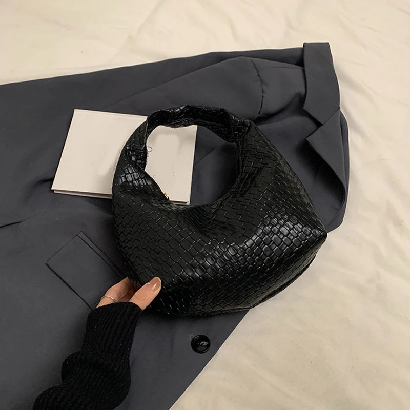 Hochwertige Retro-Halbmond-Umhängetasche Damen aus Leder – Kleine Hobo-Handtasche mit gewebter Dekoration 8