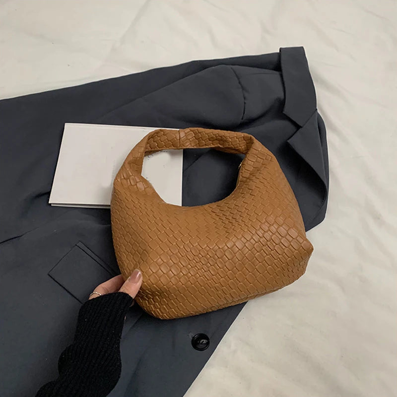 Hochwertige Retro-Halbmond-Umhängetasche Damen aus Leder – Kleine Hobo-Handtasche mit gewebter Dekoration 9