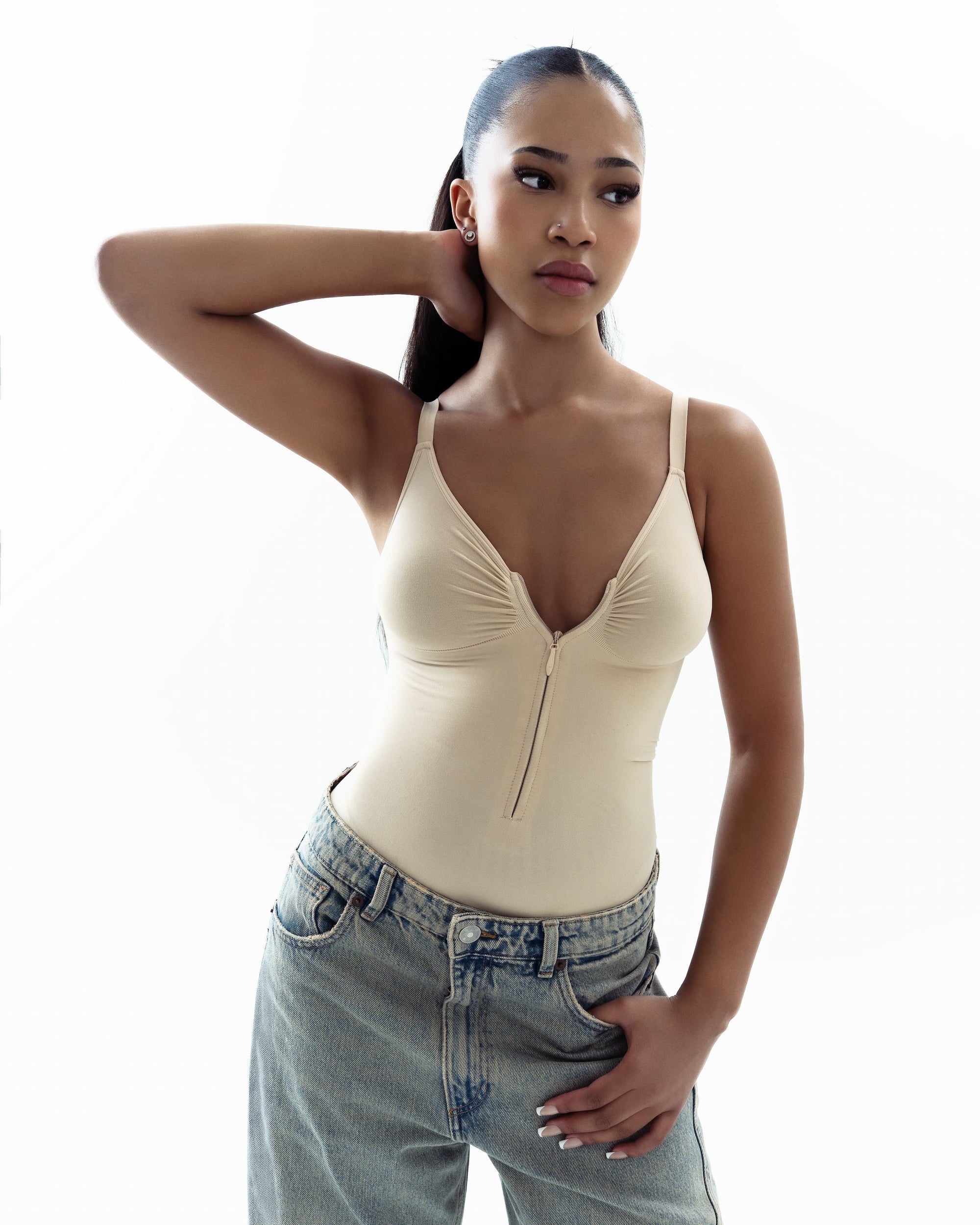 Hochwertiger Damen Bodysuit aus Bildhauermaterial – Elegant Konturierte Passform für Komfort und Stil 0