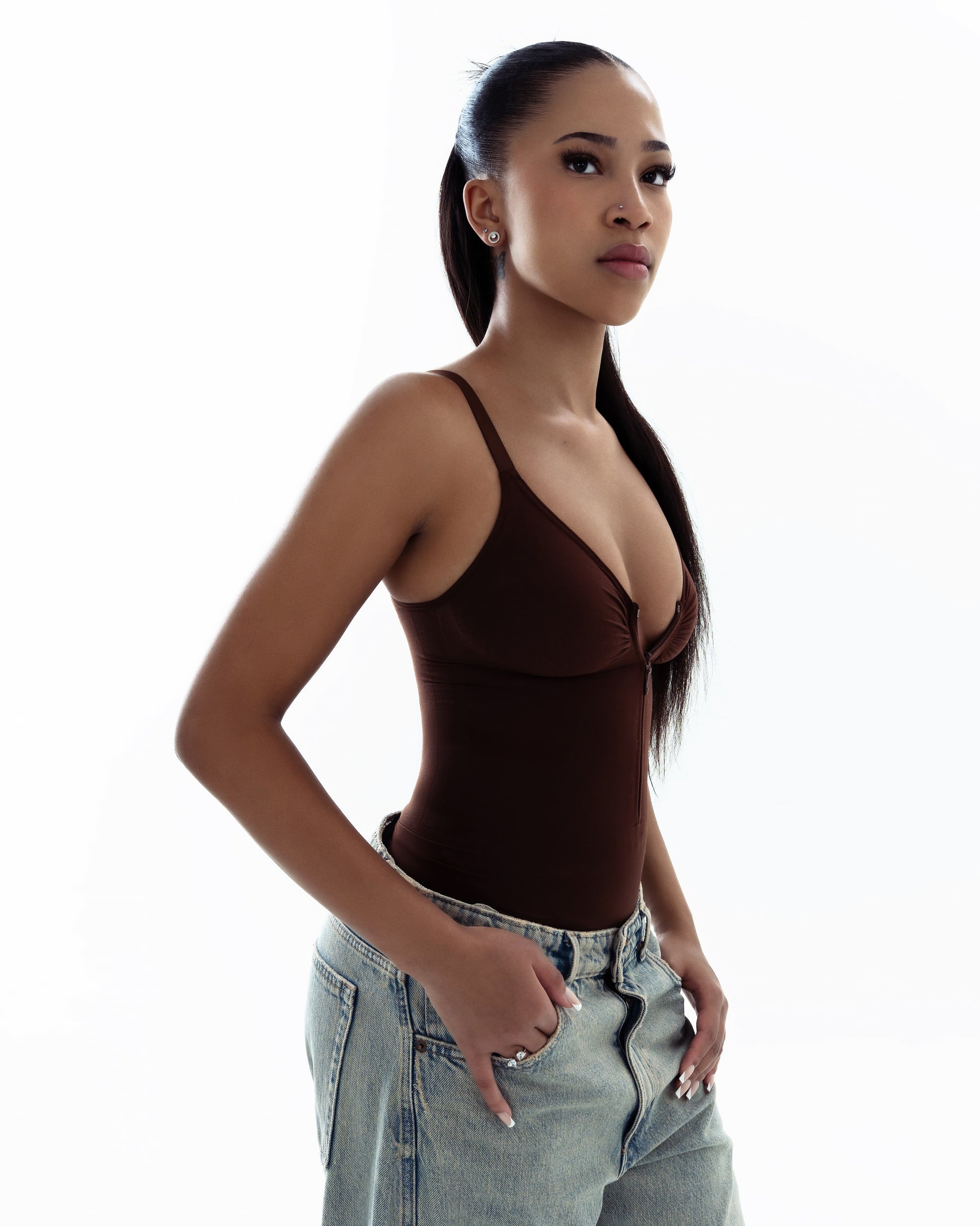 Hochwertiger Damen Bodysuit aus Bildhauermaterial – Elegant Konturierte Passform für Komfort und Stil 4