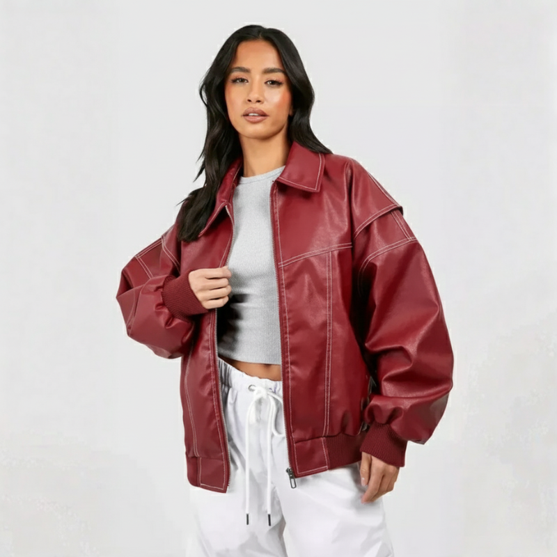 Bordeauxrote Lederjacke als Flatlay über einem weißen Shirt arrangiert auf neutralem Untergrund.