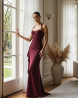 Elegantes bordeauxfarbenes Abendkleid in stilvollem Interieur getragen