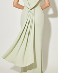 Nahaufnahme des hellgrünen Stoffes mit weichem Fall und glatter Textur im unteren Rockbereich.