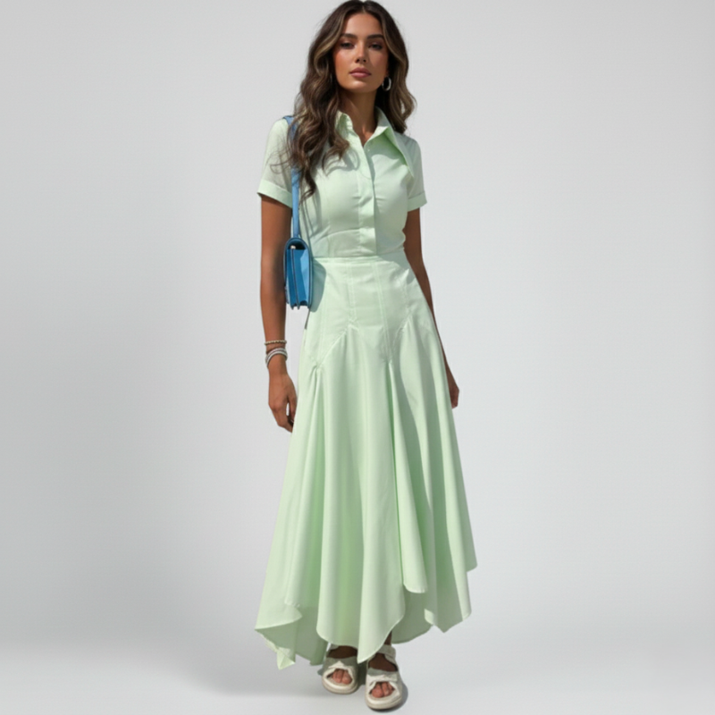 Model trägt ein mintgrünes Maxikleid mit elegantem Faltenwurf und Kragen in einem modernen Indoor-Setting.