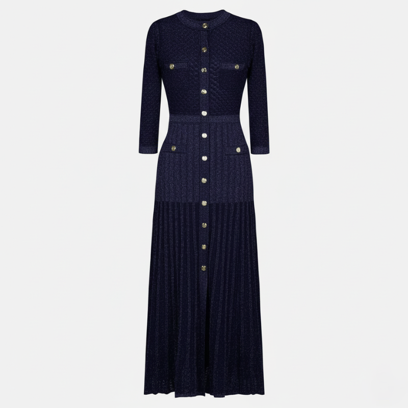 Langes navyblaues Strickkleid mit goldenen Knöpfen und strukturiertem Stoff im minimalistischen Studio gezeigt.