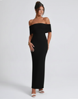 Model trägt ein schwarzes schulterfreies elegantes Maxikleid