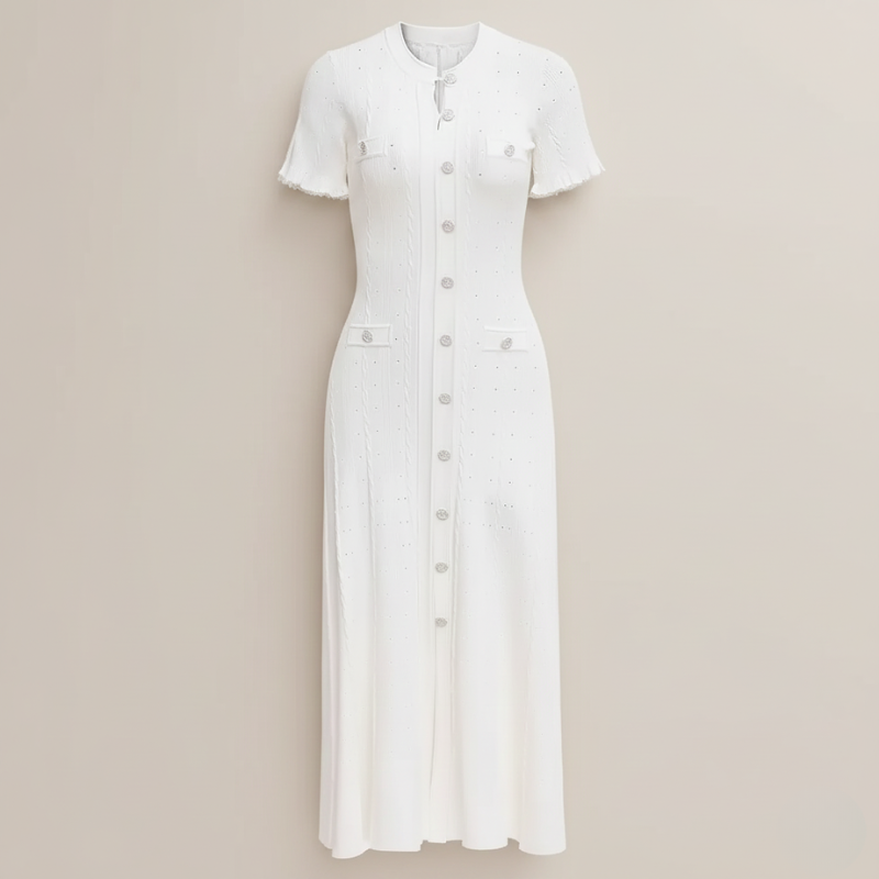 Weißes Strick Midikleid mit Knöpfen auf neutralem Hintergrund