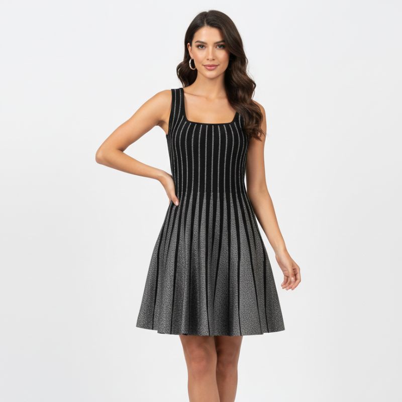 Kurzes schwarzes Strickkleid mit breiten Trägern und gerippter Struktur, getragen von einem Model in heller Studioaufnahme.