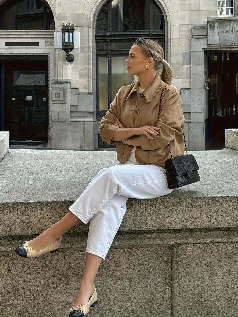 Stylische Damenjacke mit Knopfverschluss und langen Ärmeln – Funktionale Taschen und klassischer Kragen 1