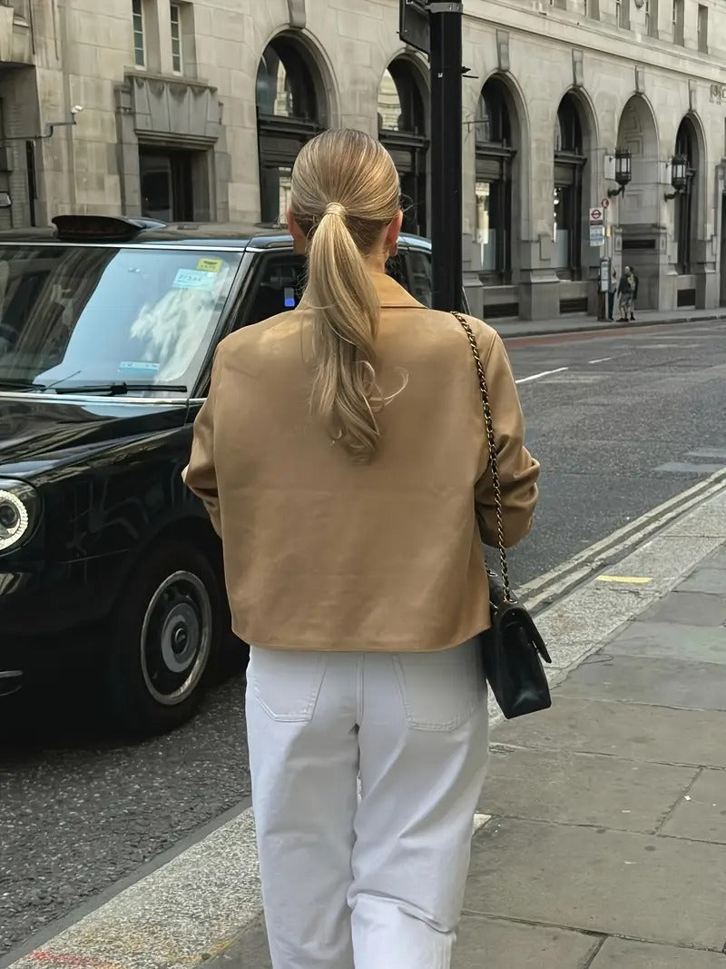 Stylische Damenjacke mit Knopfverschluss und langen Ärmeln – Funktionale Taschen und klassischer Kragen 2