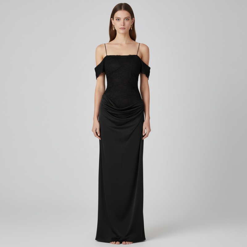 Frau trägt ein schwarzes, trägerloses Maxikleid mit Spitzenbesatz und einer eleganten, figurbetonten Abendsilhouette