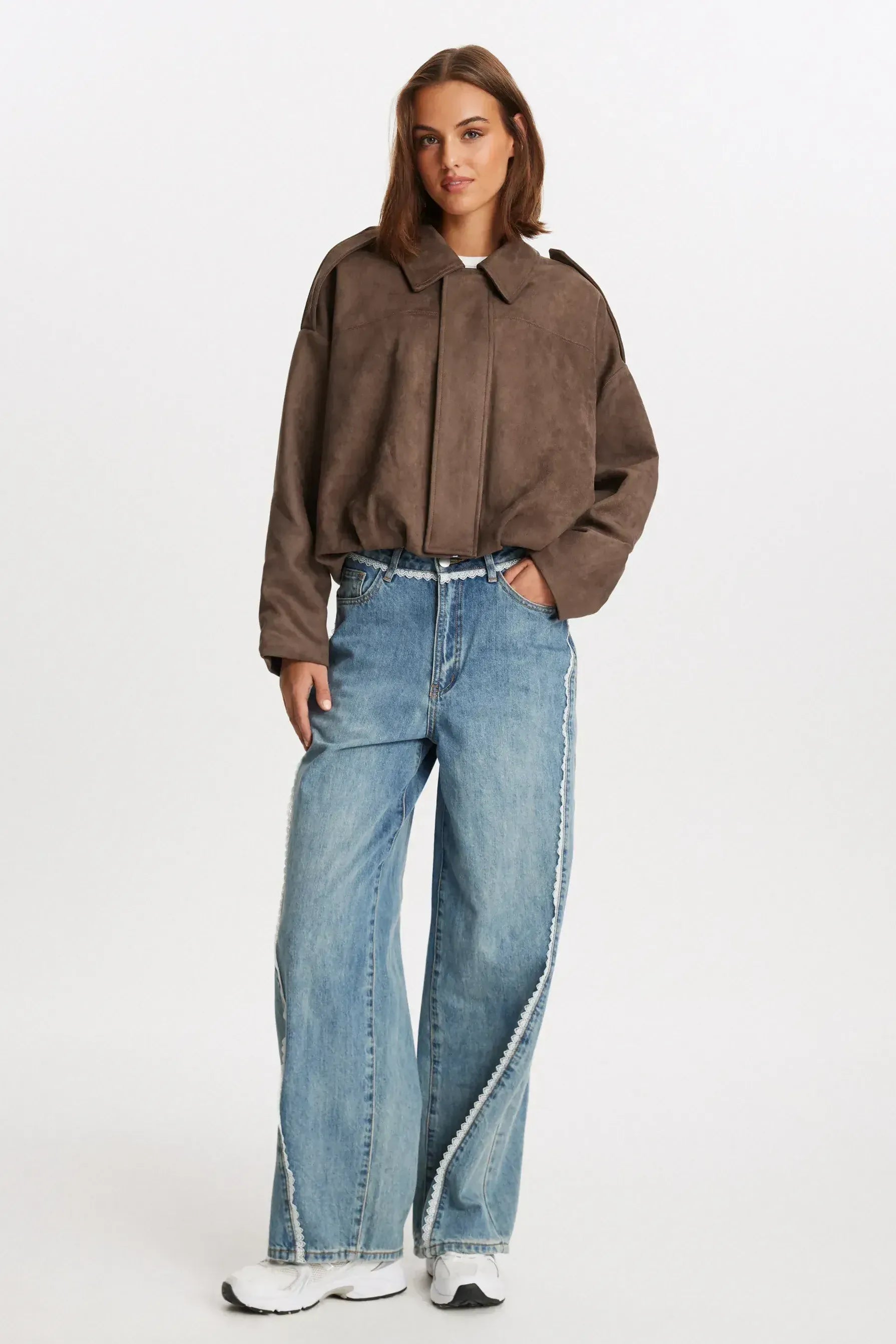 Übergroße Damenjacke aus Wildleder in Olivgrün – Stilvolle Bomberjacke mit Reißverschluss und gerippten Manschetten 0