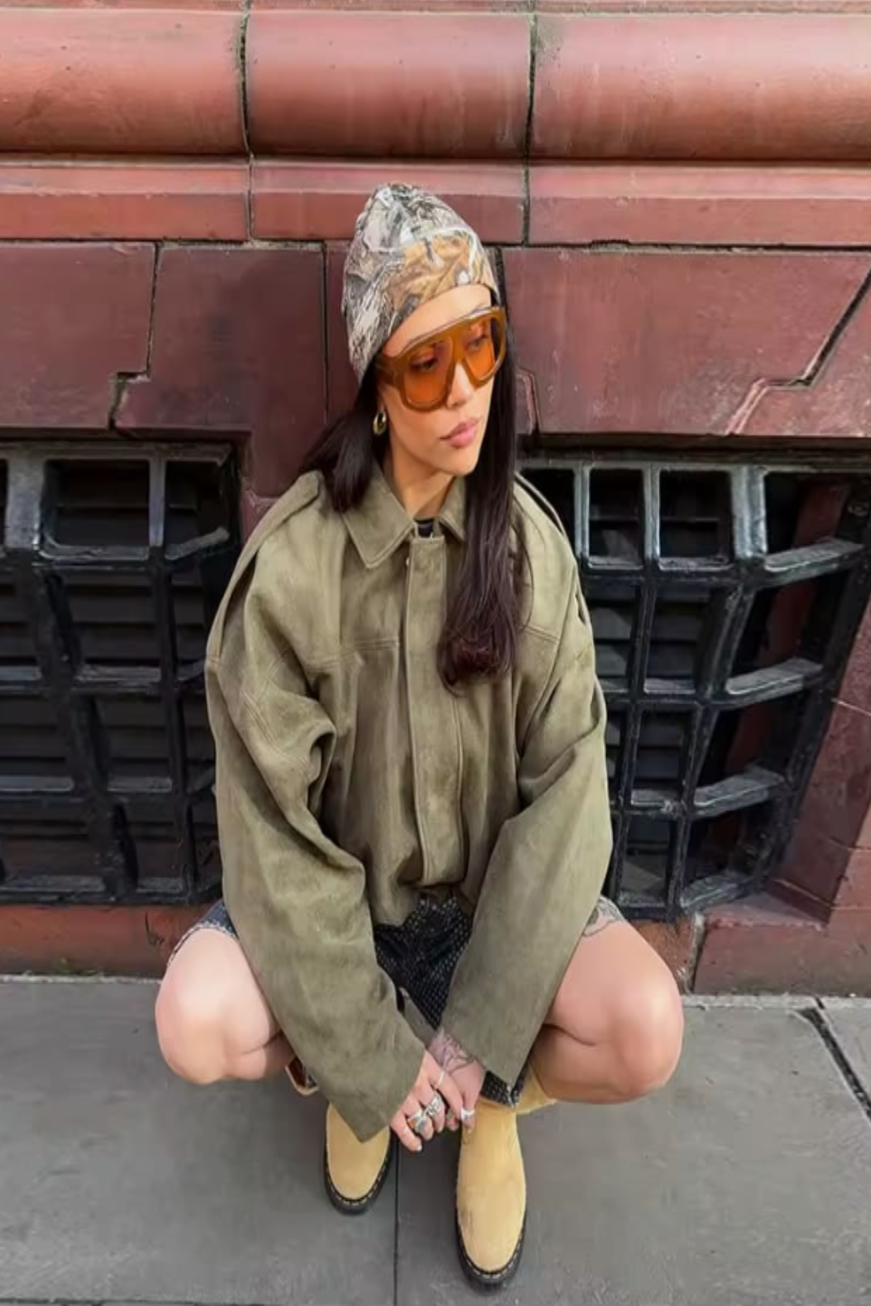 Übergroße Damenjacke aus Wildleder in Olivgrün – Stilvolle Bomberjacke mit Reißverschluss und gerippten Manschetten 7