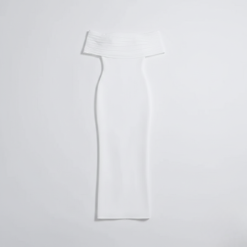 Weißes schulterfreies Maxikleid flach ausgelegt auf hellem Hintergrund