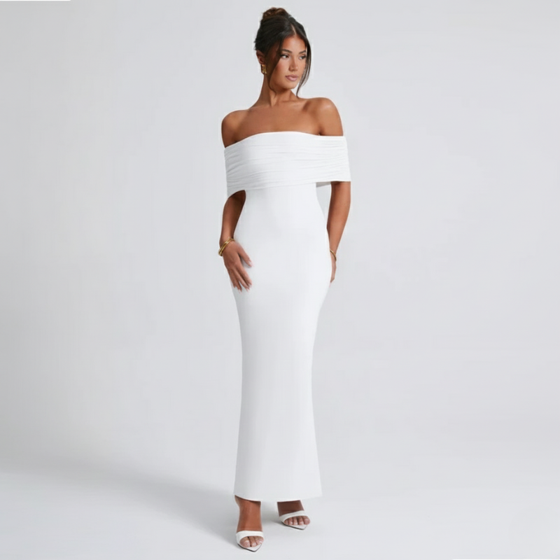 Frontansicht eines weißen schulterfreien Maxikleids am Model