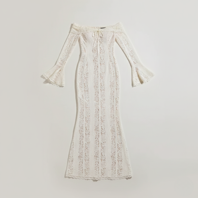 Weißes schulterfreies Spitzen-Maxikleid flach ausgelegt auf hellem Hintergrund