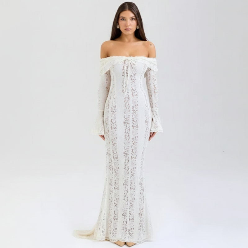 Frontansicht eines weißen schulterfreien Spitzen-Maxikleids am Model