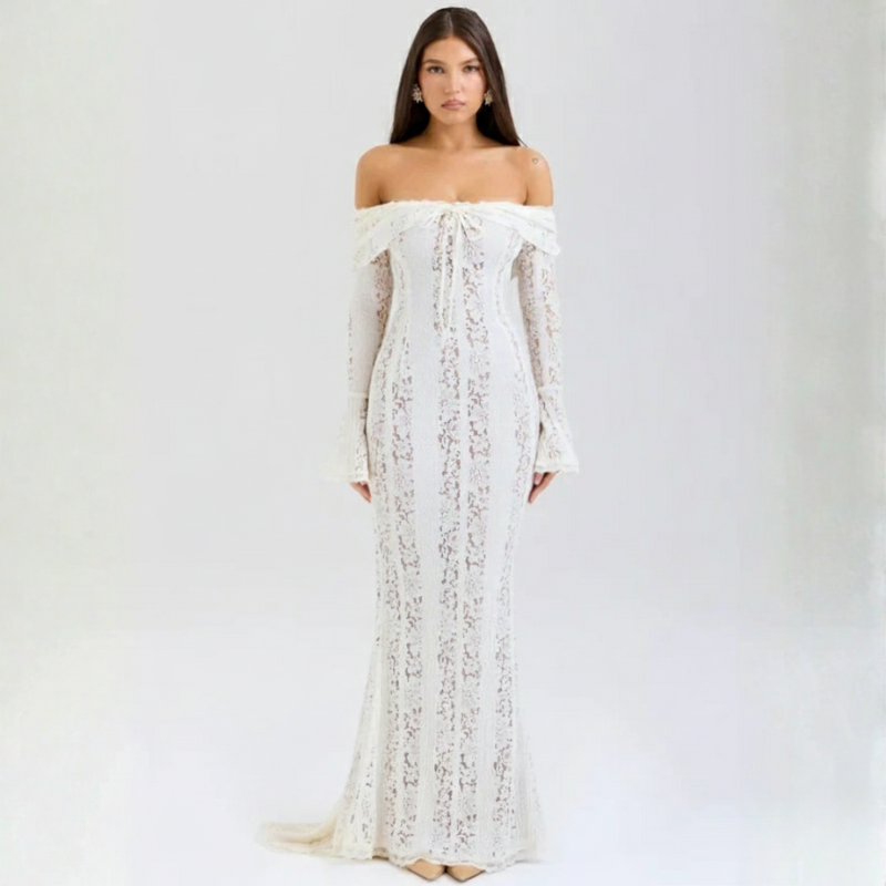 Model trägt ein weißes schulterfreies Spitzen-Maxikleid im Studio