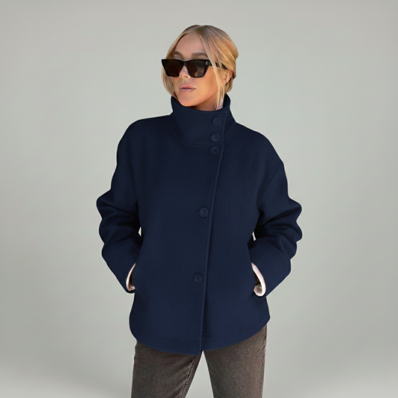 Nahaufnahme der grauen Wolljacke mit hochwertigem Knopfdetail, strukturiertem Stoff und sauberer Verarbeitung.