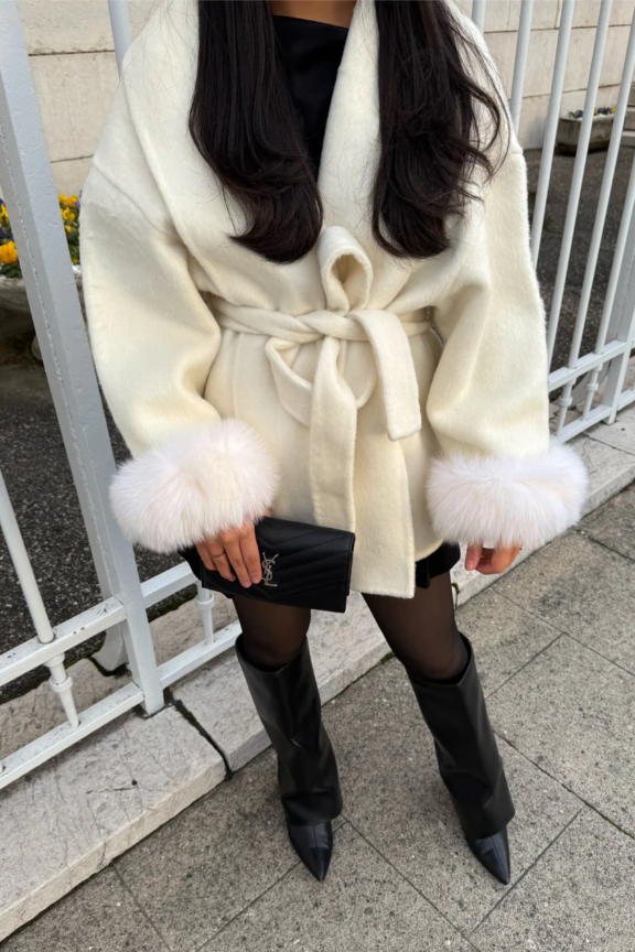 Wollmantel Damen Beige mit Fellbesatz im Wrap-Stil – Luxuriöser Midi-Mantel für den Winter 3