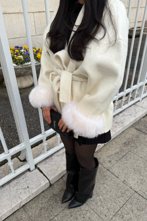 Wollmantel Damen Beige mit Fellbesatz im Wrap-Stil – Luxuriöser Midi-Mantel für den Winter 4