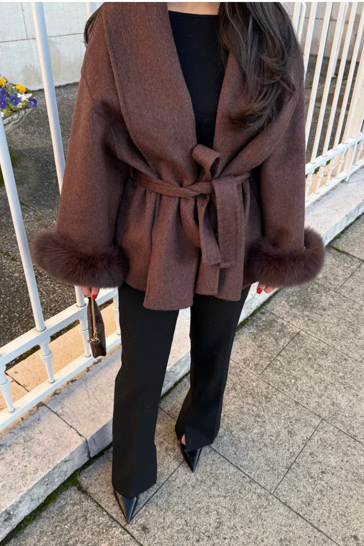 Wollmantel Damen Beige mit Fellbesatz im Wrap-Stil – Luxuriöser Midi-Mantel für den Winter 9